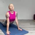 Le professeur de yoga est monté par EMMA WOLF