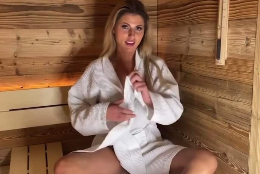 Point culminant chaud dans le sauna avec Ricarda-Wolf