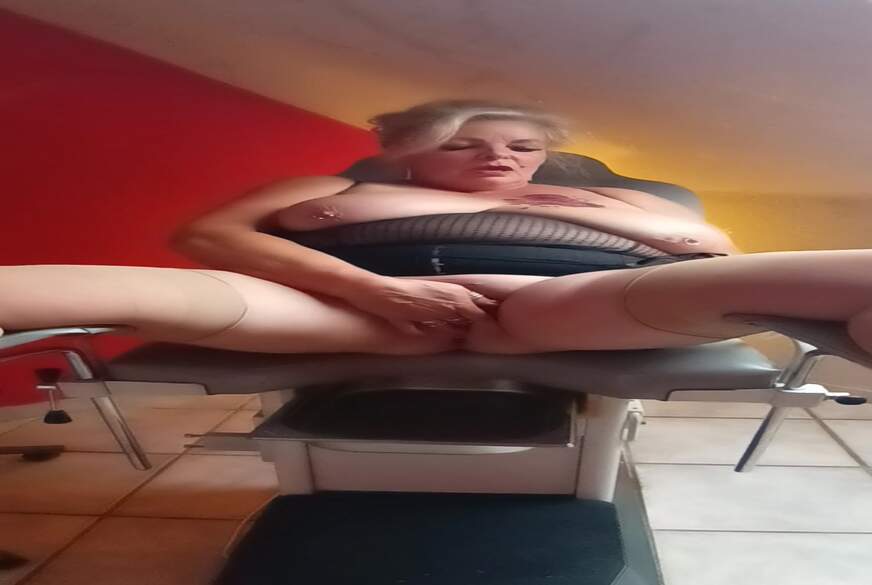 [HotSilli152] Blonde s'amuse sur la chaise de gynécologue