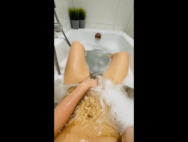 xExtremeJulie88x - Horny in the bathtub..