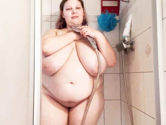 I had to squirt while showering! (Laura BBW)