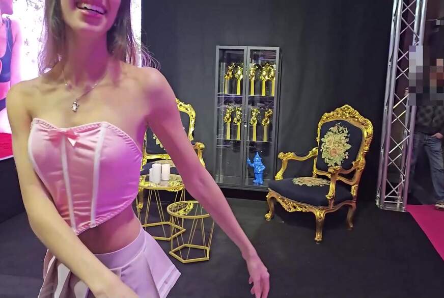 LaylaVonHohensee hizo su primera mamada en la Feria Venus