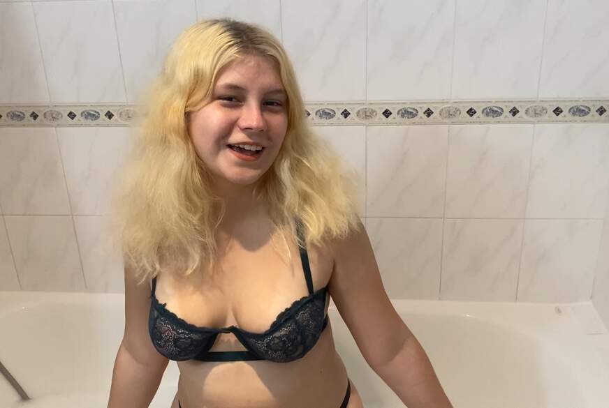 My crazy orgasm in the bathtub (ShiraXo)
