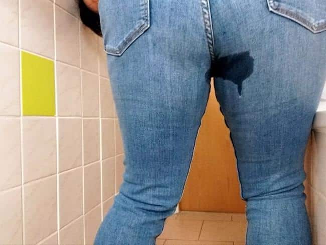 SabrinaHot93 - Piscia nei miei nuovi jeans per te