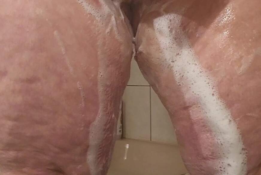 (Curvy Beast) Une fille bien roulée prend le vibromasseur sous la douche