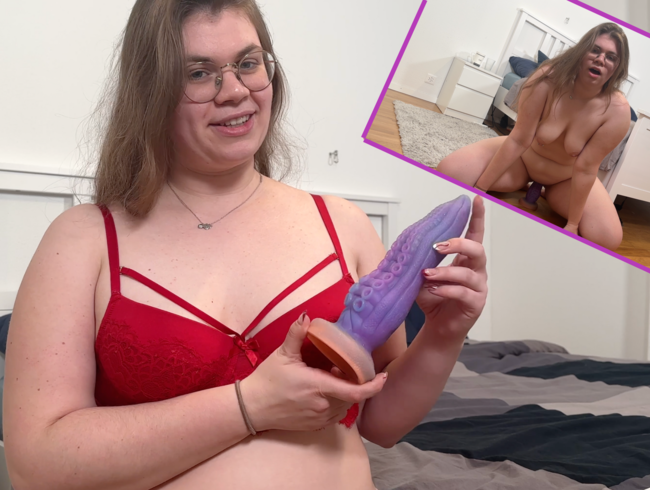 Lina Love: Does the XXL cock fit in my teen pussy?