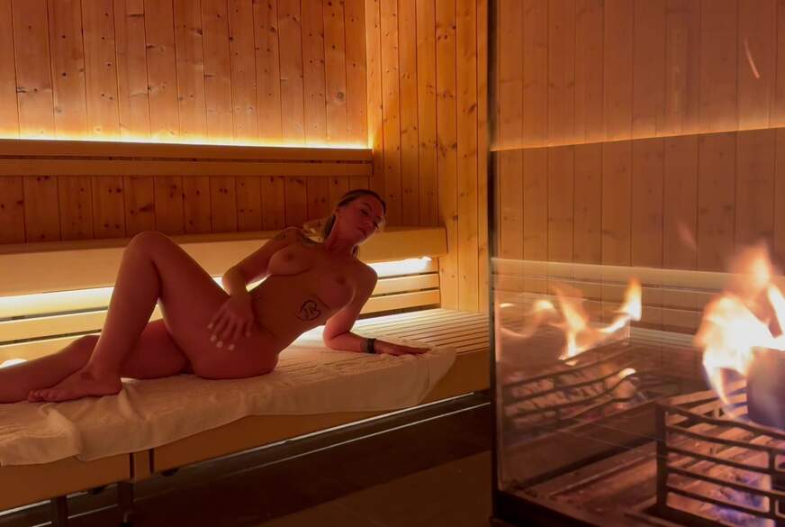 (LarissaX69) La cosa se pone caliente en la sauna...