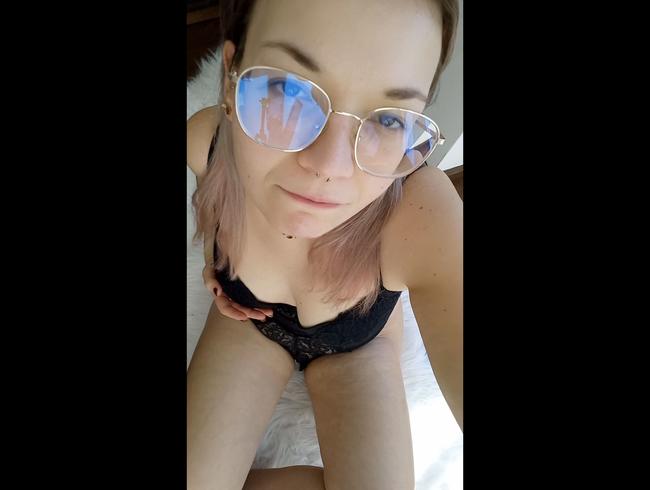 Lischen97: I'm fingering my pussy... will you give me a hand?