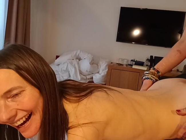 2 lesbianas follan con arnés (AliceD-Bitchcraft y KarinaHH)