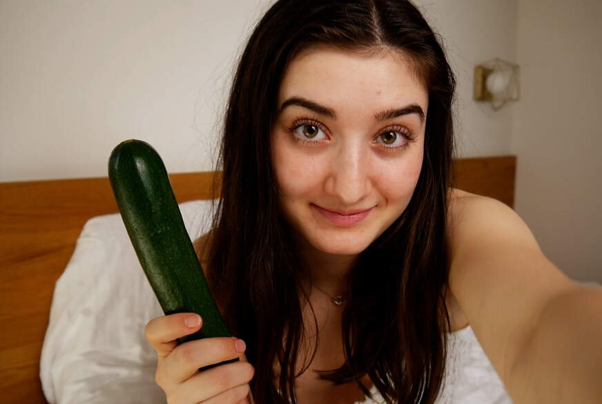 LeahSnuSnu: Was ist besser? Der Dildo oder die Zucchini?