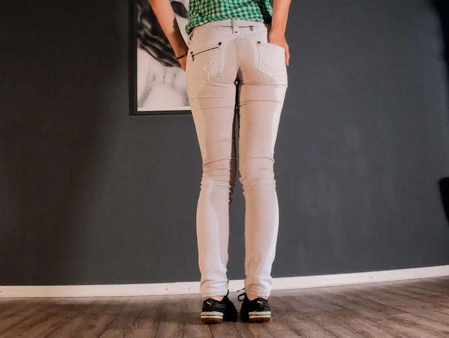 freak-art: Ich pisse in meine weiße Jeans